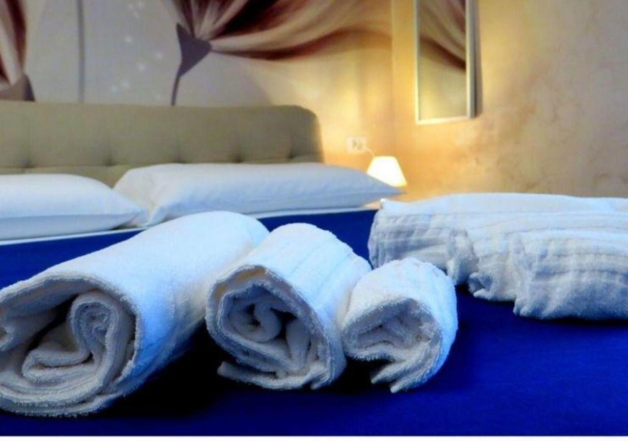 Deluxe Rooms And Chilling Jacuzzi Suite Guesthouse ローマ エクステリア 写真