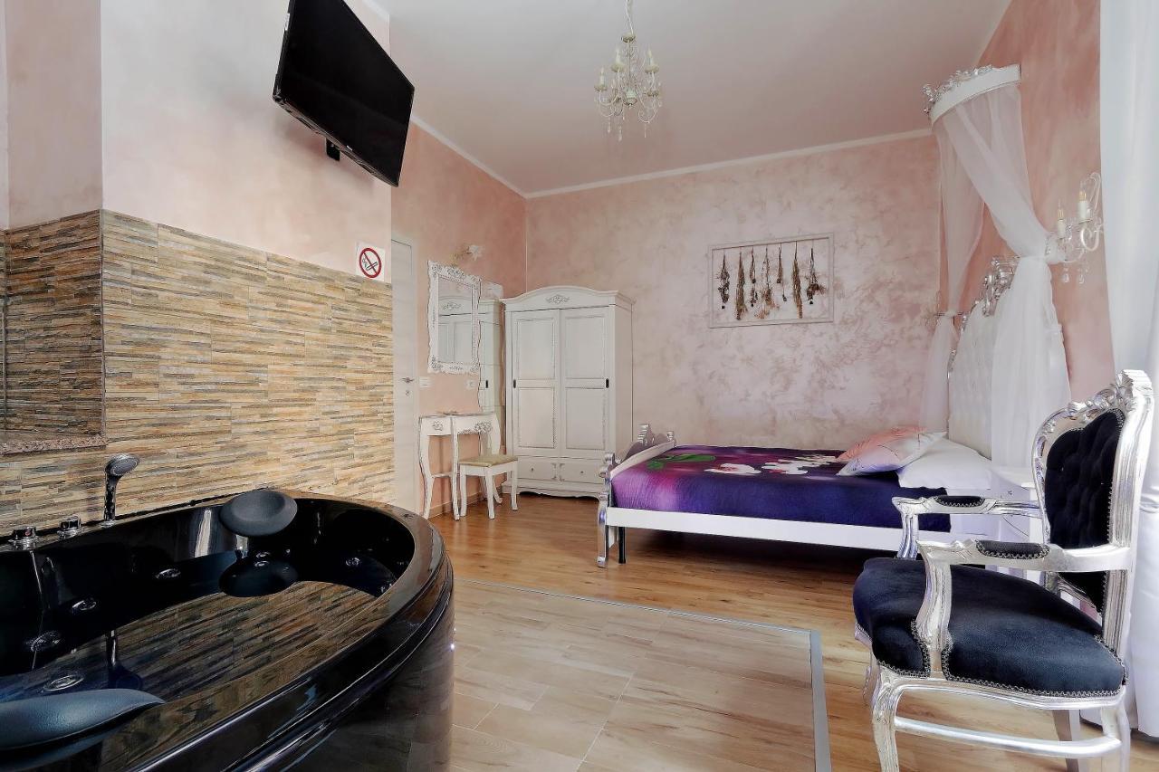 Deluxe Rooms And Chilling Jacuzzi Suite Guesthouse ローマ エクステリア 写真