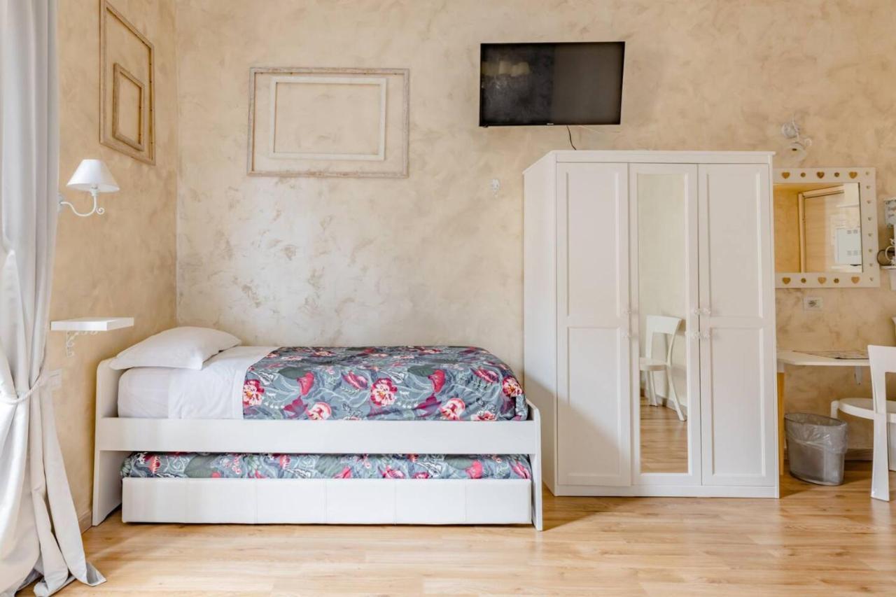 Deluxe Rooms And Chilling Jacuzzi Suite Guesthouse ローマ エクステリア 写真