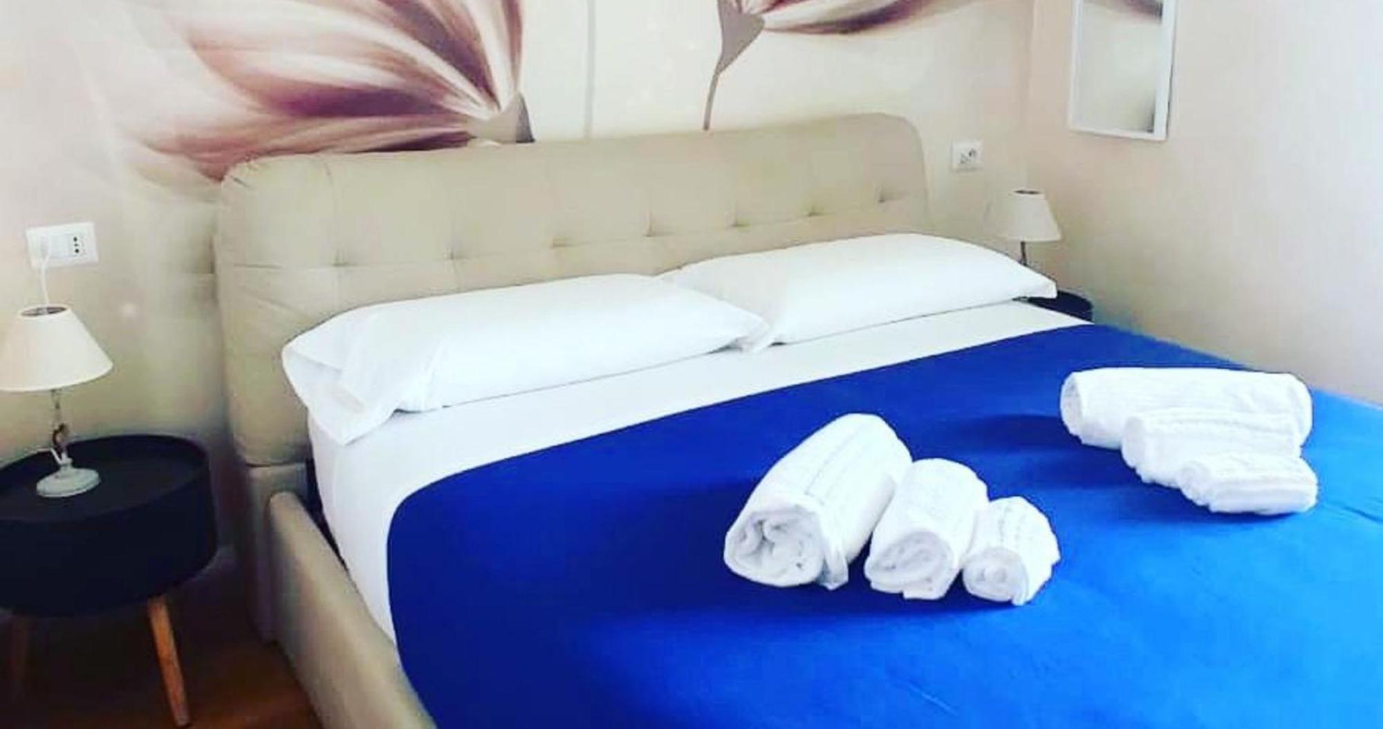 Deluxe Rooms And Chilling Jacuzzi Suite Guesthouse ローマ 部屋 写真