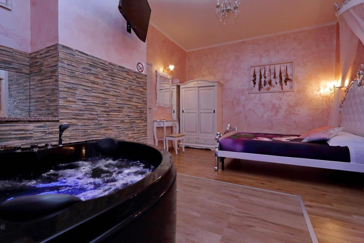 Deluxe Rooms And Chilling Jacuzzi Suite Guesthouse ローマ エクステリア 写真