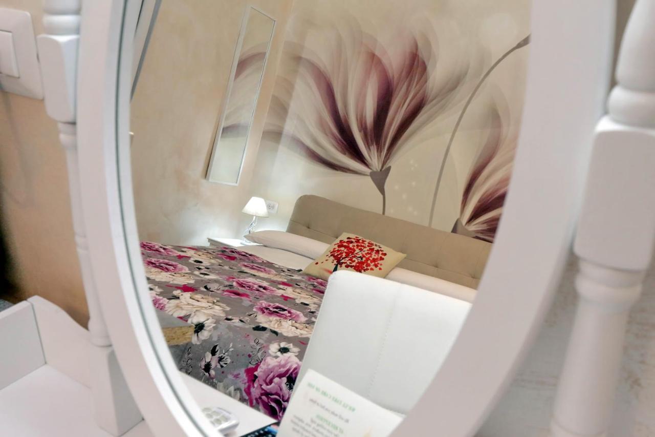 Deluxe Rooms And Chilling Jacuzzi Suite Guesthouse ローマ エクステリア 写真