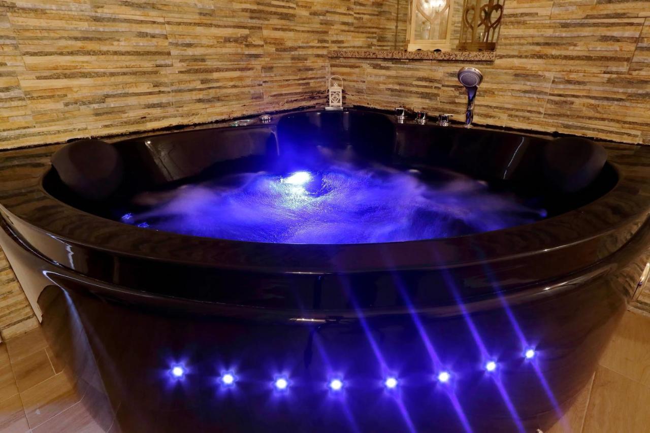 Deluxe Rooms And Chilling Jacuzzi Suite Guesthouse ローマ エクステリア 写真